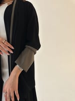 عباية كريب اسود مع اكمام زيتي فاتح