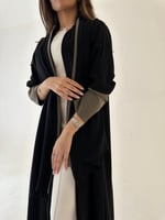 عباية كريب اسود مع اكمام زيتي فاتح