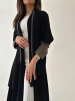 عباية كريب اسود مع اكمام زيتي فاتح