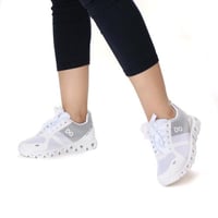 حذاء رياضي بلون ابيض