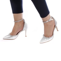 كعب جلد بلون فضي