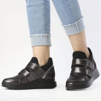 حذاء أسود ميتاليك مرتفع بشريط إغلاق جانبي