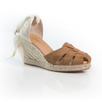 صندل بيناز بني مرتفع مبزينة من الأمام وحبال