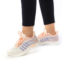 حذاء رياضي بلون وردي وابيض وخطوط بنفسجية