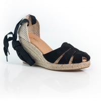 صندل بيناز مرتفع أسود بزينة من الأمام وحبال