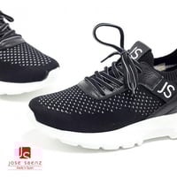 حذاء رياضي بتصميم مميز أسود