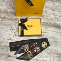 سكارف Fendi شامل الملحقات