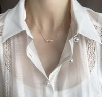 بوكس قلادة ذهبية مميزة مع ورد صناعي