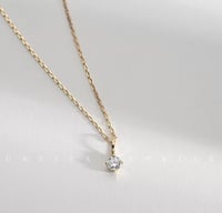 بوكس قلادة مميزة مع ورد ازرق مجفف