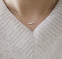 بوكس سلسلة أنيقة مع ورد صناعي صغير