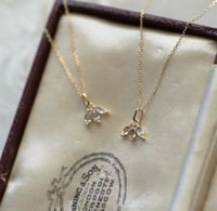 بوكس قلادة مع ورد صناعي