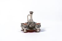 أكواب أطلسيات مع إبريق