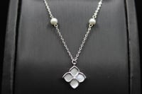 S12 عقد من الفضة عيار ٩٢٥ مطعم بالصدف الابيض واللؤ...