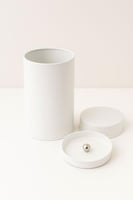 علبة حفظ الماتشا - ابيض