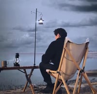 حامل مصباح التخيم على الطاولة