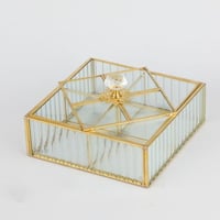 صندوق زجاج شفاف مقسم بحواف ذهبي 18*18 *6 سم