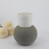 فازة سراميك ابيض مع رمادي مقاس 25 سم ارتفاع