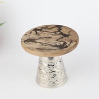 استاند حلا خشب بقاعدة استيل فضي مقاس 15*13 سم