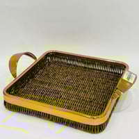 صينبة تقديم خزف بني مربع بحواف معدني ذهبي مقاس26*2...