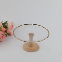 صحن حلويات زجاج مدور بقاعدة خشب مقاس 21 سم