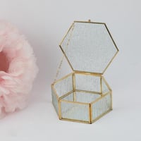 صندوق زجاج سداسي باطار معدني ذهبي مقاس 16*7سم