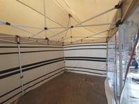 مضلة المنيوم مع الرواق ابيض مخطط واجهه شفاف 3*4 مت...