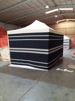 مضلة المنيوم اسود خط ابيض مع الرواق واجهه شفاف