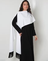 فستان السديم أسود بوشاح أبيض أنيق