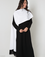 فستان السديم أسود بوشاح أبيض أنيق