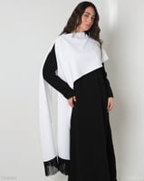 فستان السديم أسود بوشاح أبيض أنيق