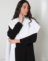 فستان السديم أسود بوشاح أبيض أنيق