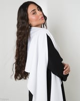 فستان السديم أسود بوشاح أبيض أنيق