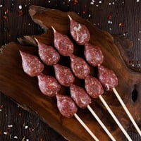 كرات لحم أنجوس محشية بالجبن على أسياخ – طعم لا يُق...