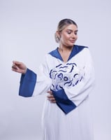 ابيض - كحلي