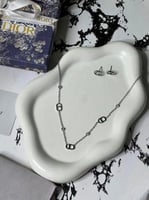 سلسال ديور مع حلق ذهبي