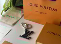 ميدالية لويس فيتون (لون كحلي )