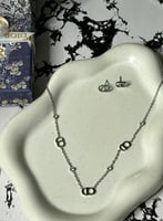 سلسال ديور مع حلق ذهبي