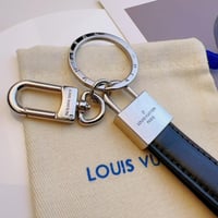 ميدالية لويس فيتون (لون كحلي )