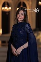 فستان سهرة ازرق طويل ملكي ناعم مع أكمام شفافة مزخر...