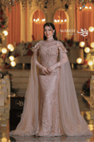 فستان سهرة فاخر بترتر ذهبي وأكمام شفافة مزينة بالو...