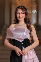 فستان أسود ووردي فاتح بزهرة كبيرة على الخصر