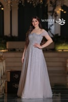 فستان سهرة لحمي أكتاف منسدلة مطرز بالكريستال الفضي...