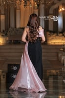 فستان أسود ووردي فاتح بزهرة كبيرة على الخصر