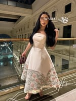 فستان سهرة عاجي مطرز بورود وردية ناعمة