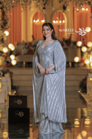 فستان سهرة فضي لامع بأكمام منسدلة وحزام مزخرف