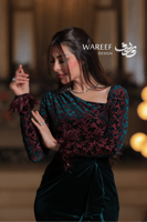 فستان سهرة أخضر زمردي بتصميم مخملي وتفاصيل دانتيل...