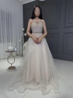 فستان سهرة طويل مزين بفصوص