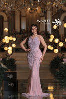 فستان سهرة وردي فاتح بتطريز أوراق فاخرة وقصّة أنثو...