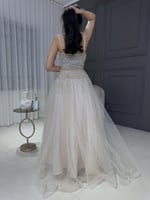 فستان سهرة طويل مزين بفصوص