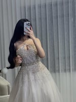 فستان سهرة طويل مزين بفصوص